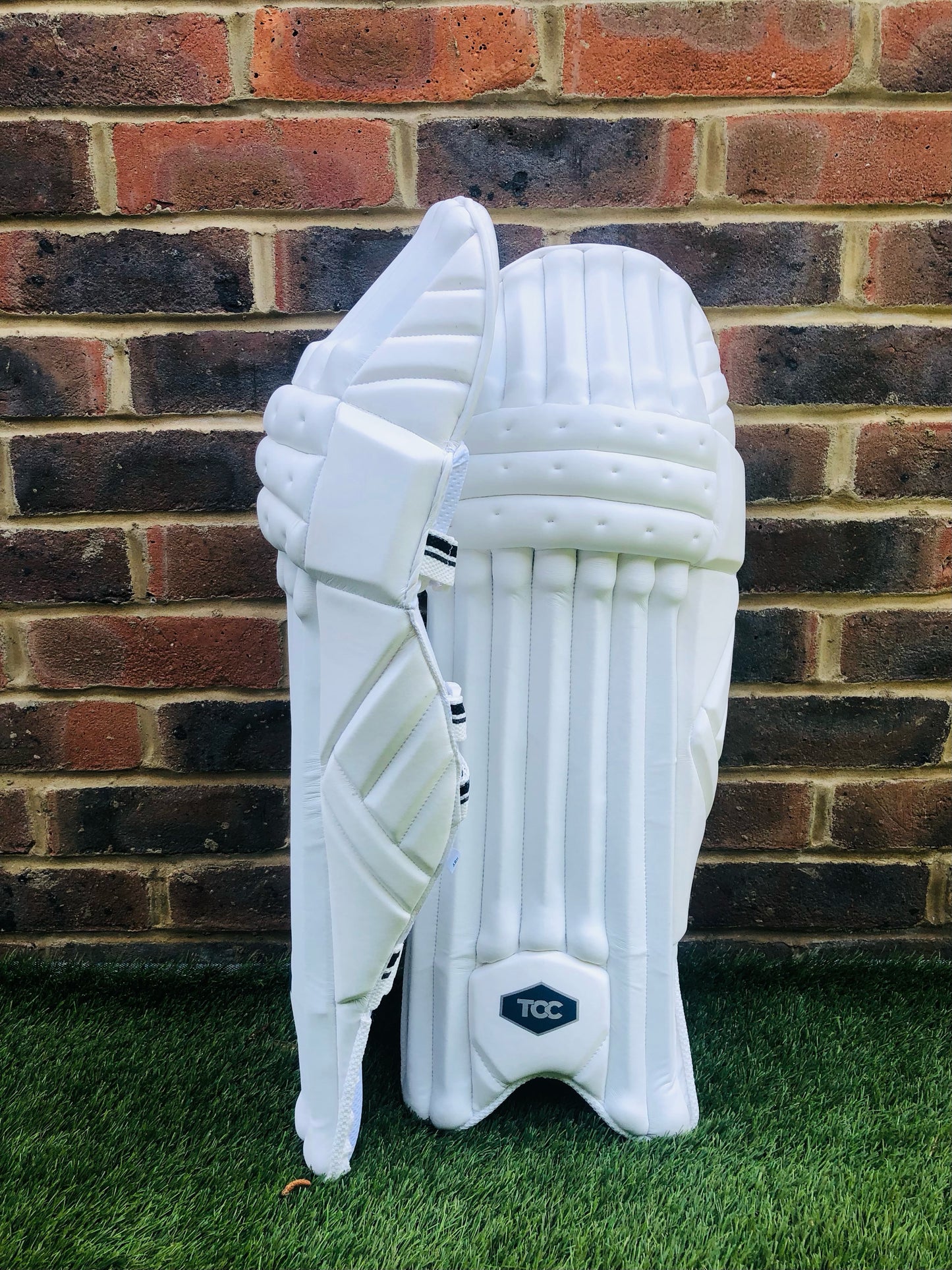 Front and side profile of the TCC premium batting pads