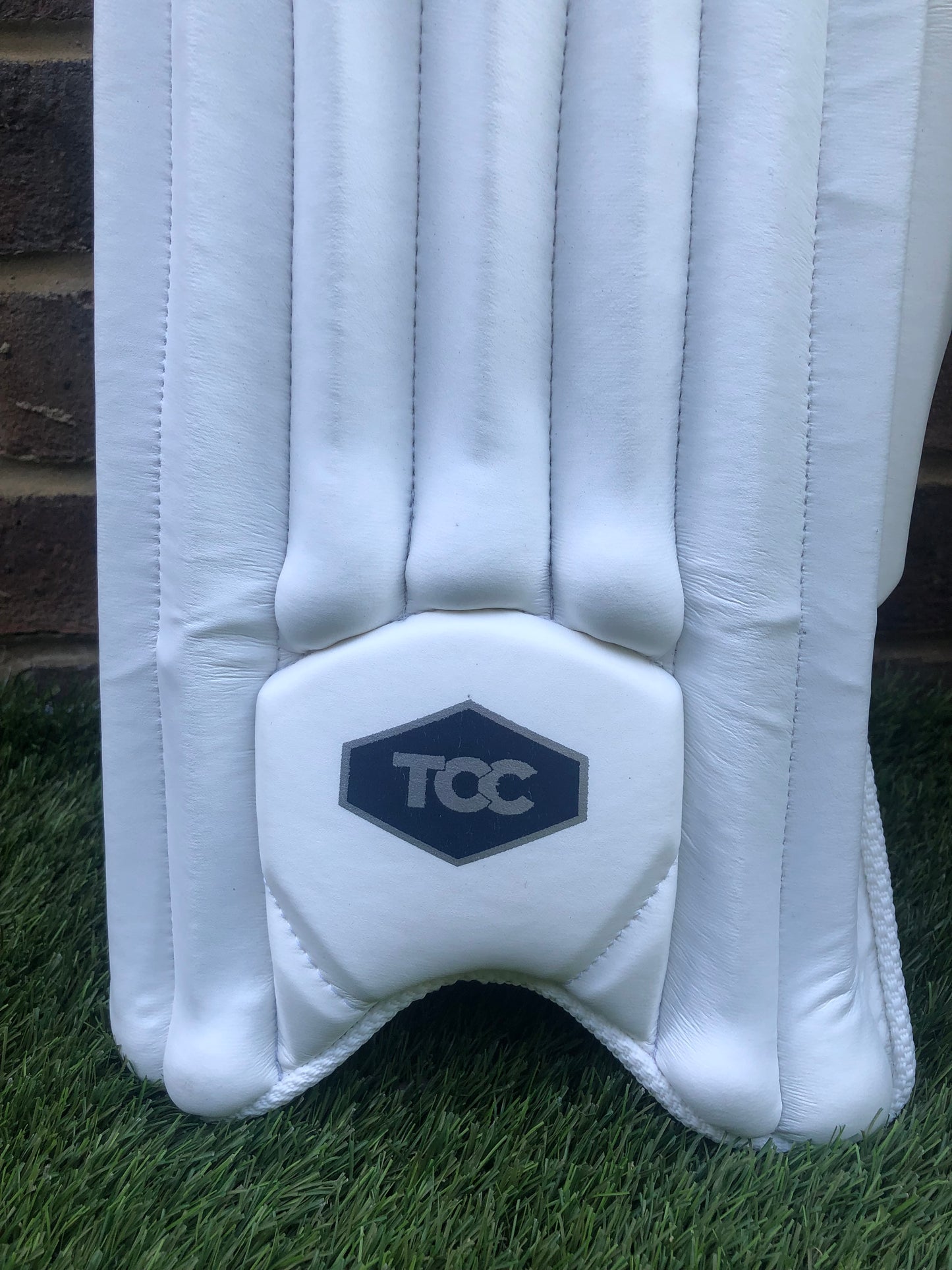 Zoomed in view of the TCC logo on the front of the TCC premium batting pad