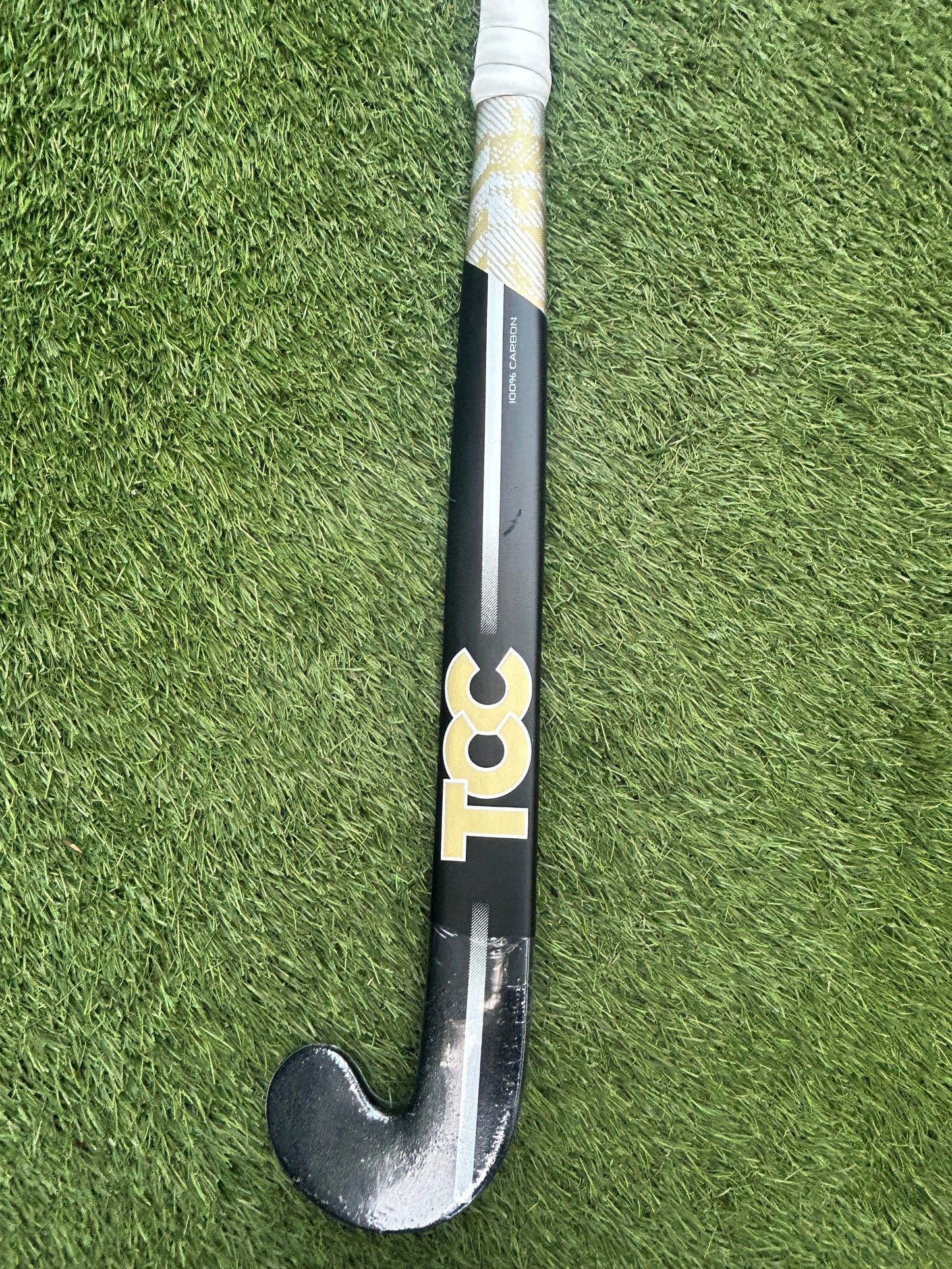 TCC T-99 Limited Edition Stick in Black and Gold Focus on TCC Logo and stick head 